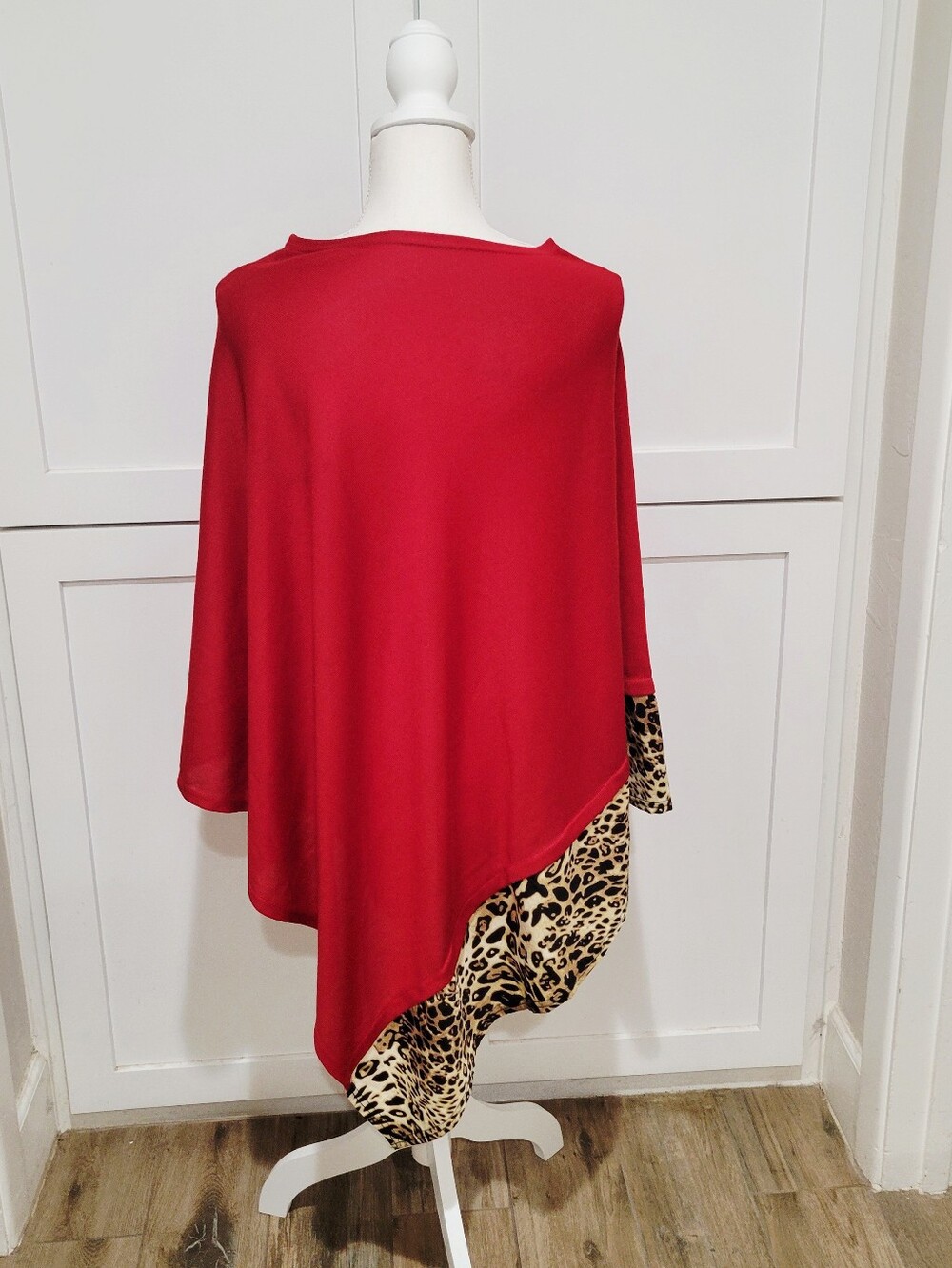 Red Cape with Leopard Print Trim | Size Medium - Picture 4 of 4